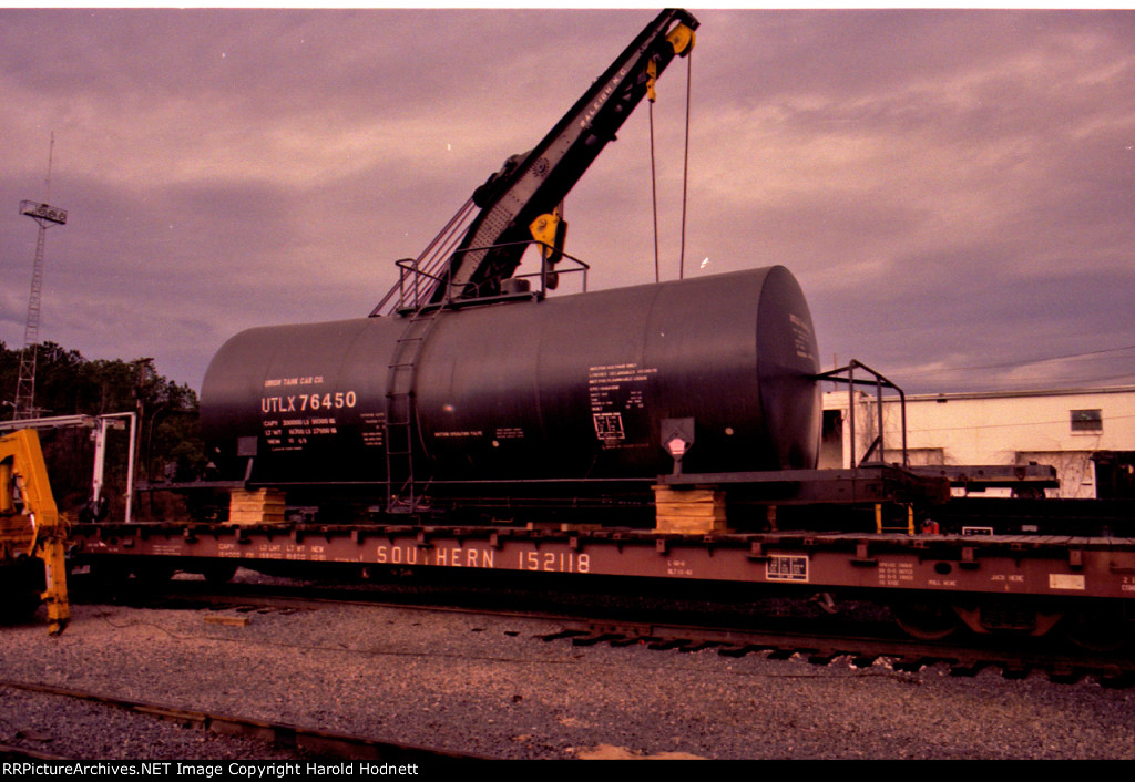 SOU 152118 is being loaded with a damaged car